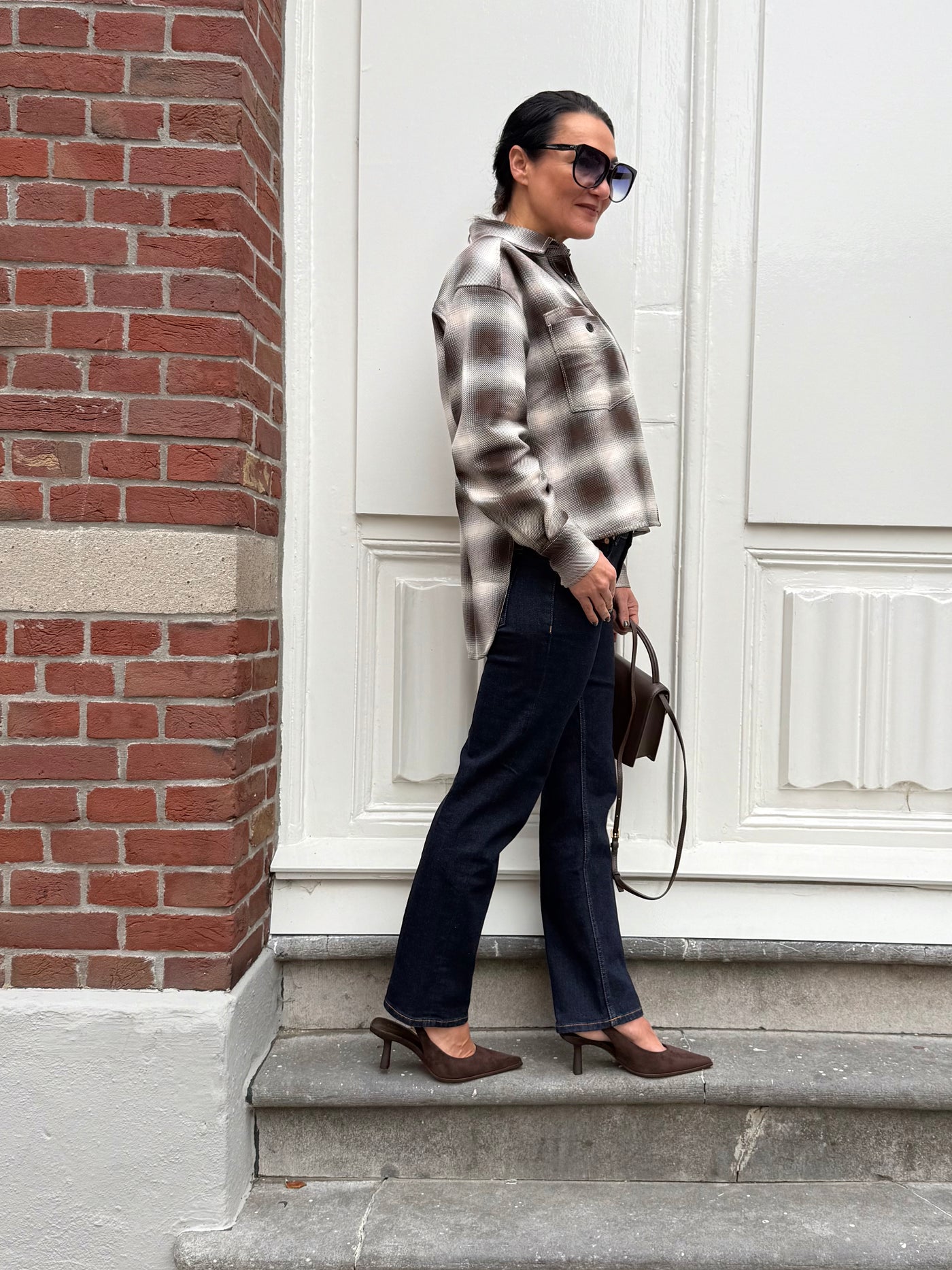 Closed Cropped Front Blouse Bruin