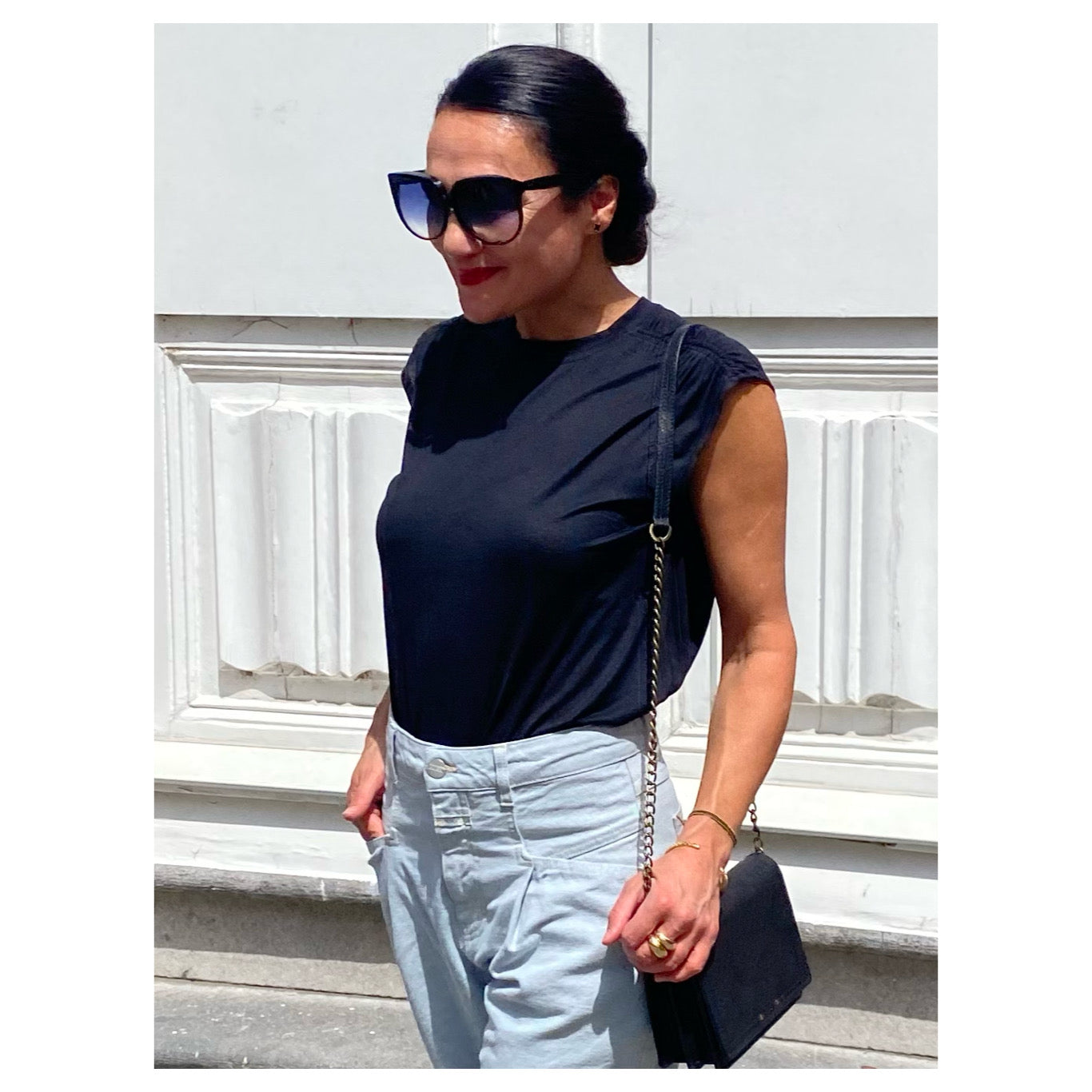Closed Tanktop with Elastic Zwart